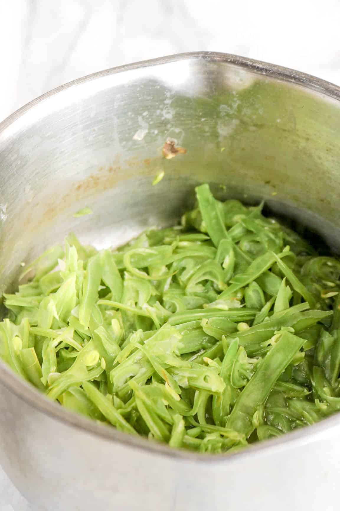 steamed green bans in a small pot