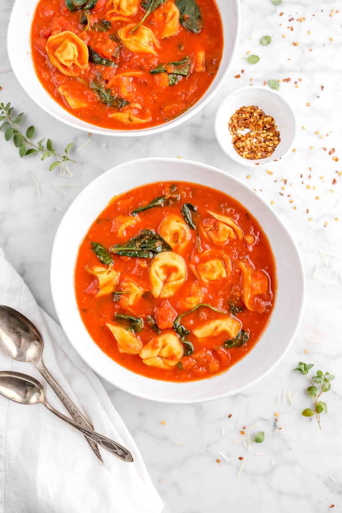 One Pot Tomato and Spinach Cheese Tortellini Soup